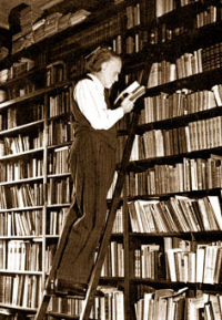 Kodály Zoltán dans sa bibliothèque